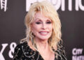 Dolly Parton faz uma aparição surpresa em sua nova parada de caminhões, 1 mês após cancelar a residência em Las Vegas