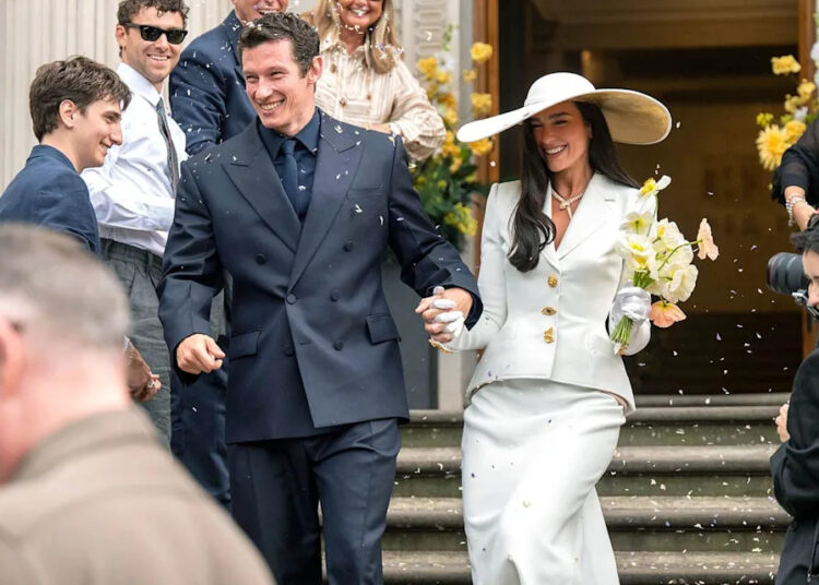 Dua Lipa canalizou o visual nupcial icônico de Bianca Jagger em um terno personalizado para seu casamento com Callum Turner
