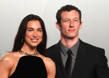 Dua Lipa compartilha a primeira imagem do casamento na Sicília com Callum Turner