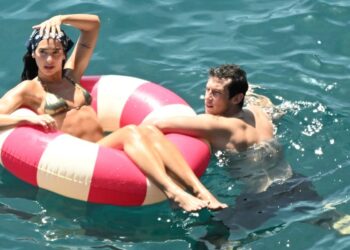 Dua Lipa e Callum Turner parecem apaixonados em sua lua de mel italiana
