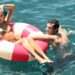 Dua Lipa e Callum Turner parecem apaixonados em sua lua de mel italiana