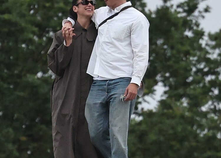 Dua Lipa e Callum Turner parecem tão apaixonados em um passeio pós-casamento em Londres