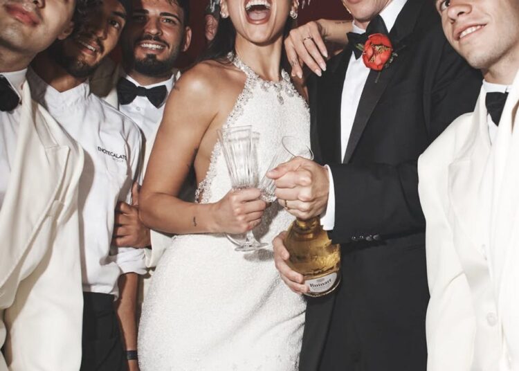 Dua Lipa revela seu vestido Chanel para cerimônia de casamento na Sicília