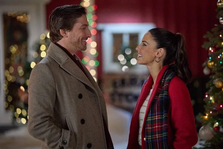 É oficial: sabemos quais filmes irão ao ar durante o “Natal em julho” da Hallmark este ano