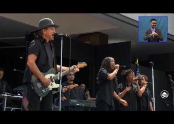 Eddie Vedder estreia nova música na inauguração do Centro Presidencial Obama