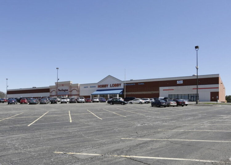 Empresa de entretenimento familiar assina aluguel de varejo no shopping center West Michigan