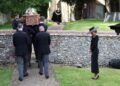 Enlutados chegam para o funeral da Família Real na vila de Oxfordshire