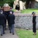 Enlutados chegam para o funeral da Família Real na vila de Oxfordshire