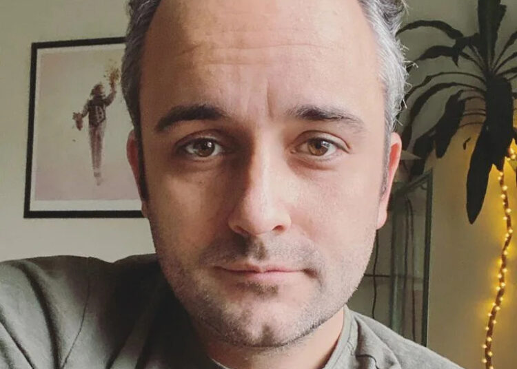 Episódio de “Love Island USA” presta homenagem ao produtor executivo James Barker depois que ele morre durante as filmagens da 8ª temporada