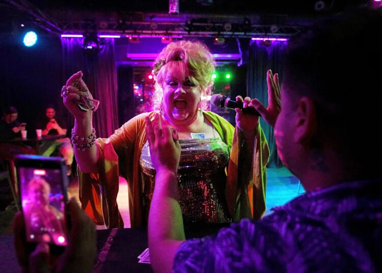 Esta drag queen é considerada a drag mais antiga do Arizona