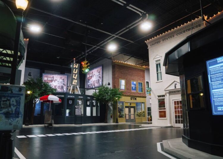 Esta enorme “cidade coberta” é o novo complexo de entretenimento mais ambicioso da região metropolitana de Atlanta – 14 cenários de filmes interativos, o restaurante de culinária com fogo vivo do famoso chef Katsuji Tanabe e inúmeros eventos criativos