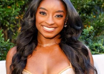 Eu co-assino a rotina de maquiagem de 5 minutos de Simone Biles - porque é basicamente minha