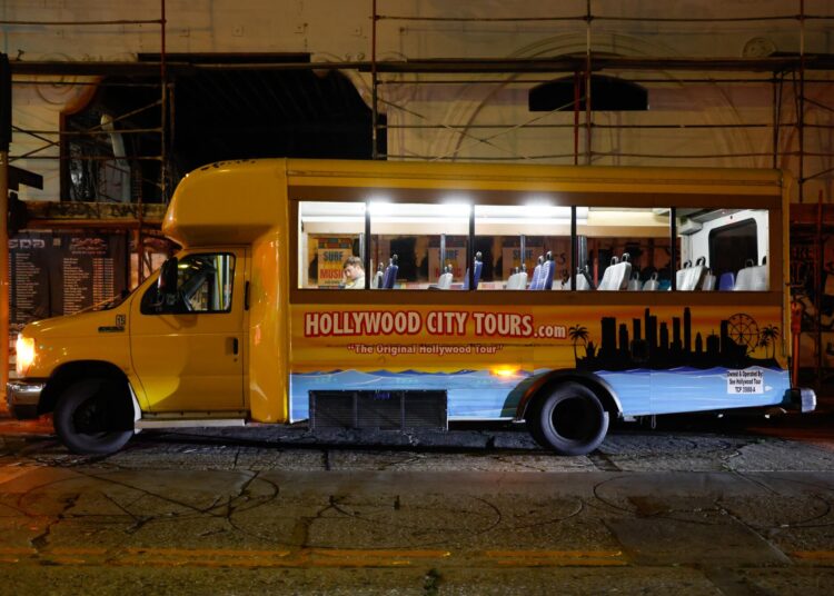 Excursão de ônibus gótico na Califórnia saindo do New Theatre Hollywood assombra a cidade