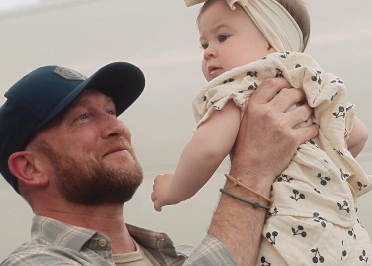 Exploramos como a nova música de Cole Swindell, 'Girl Dad', completa sua trilogia mais pessoal