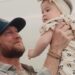 Exploramos como a nova música de Cole Swindell, 'Girl Dad', completa sua trilogia mais pessoal