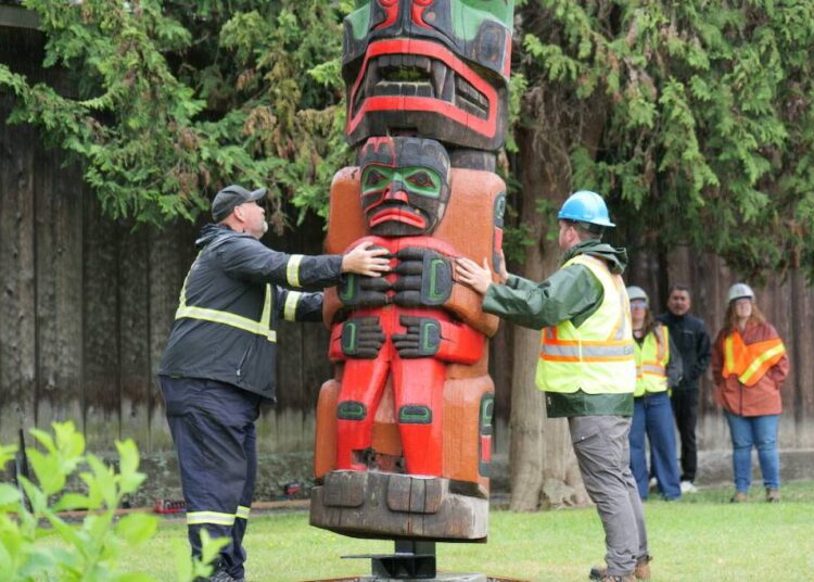 FOTOS: Totem restaurado fica novamente do lado de fora do Victoria's Royal BC Museum