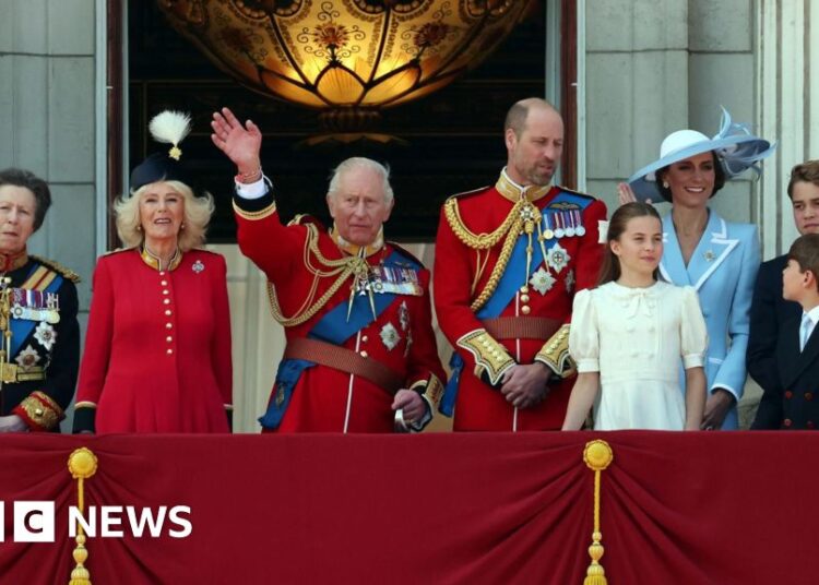 Família Real acompanhada por milhares de pessoas no Trooping the Color