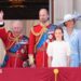 Família Real assiste à passagem do Red Arrows na varanda do Palácio de Buckingham