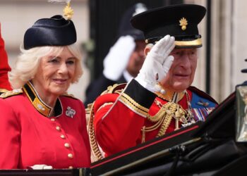 Família real comemora aniversário oficial de King com Trooping the Color
