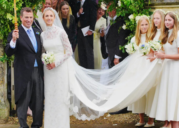 Família real enfrenta a chuva para o casamento de Peter Phillips em Cotswolds