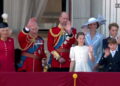 Família real observa a passagem do Red Arrows da varanda do Palácio de Buckingham | Estilo de vida
