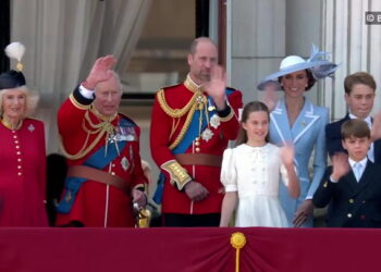 Família real observa a passagem do Red Arrows da varanda do Palácio de Buckingham | Estilo de vida