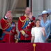 Família real observa a passagem do Red Arrows da varanda do Palácio de Buckingham | Estilo de vida