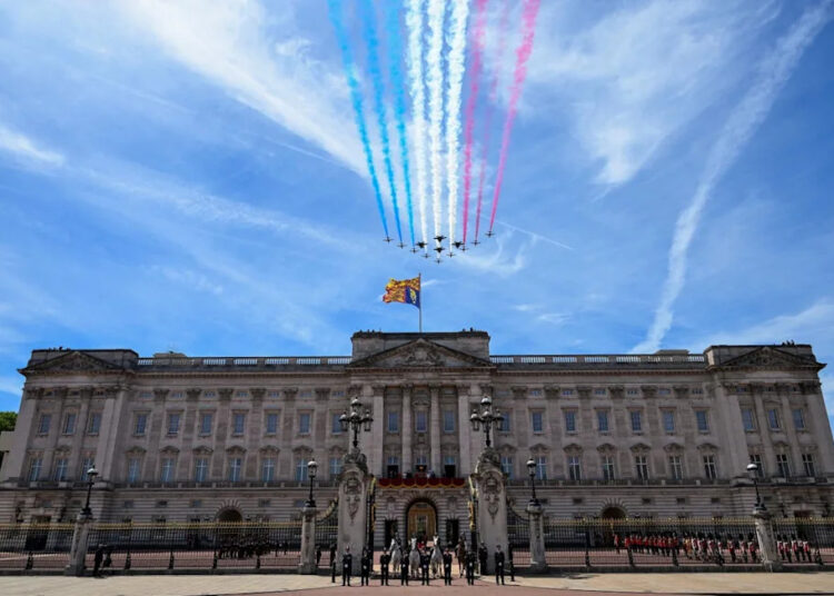 Família real observa a passagem do Red Arrows da varanda do Palácio de Buckingham para as celebrações do Trooping the Color