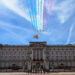Família real observa a passagem do Red Arrows da varanda do Palácio de Buckingham para as celebrações do Trooping the Color