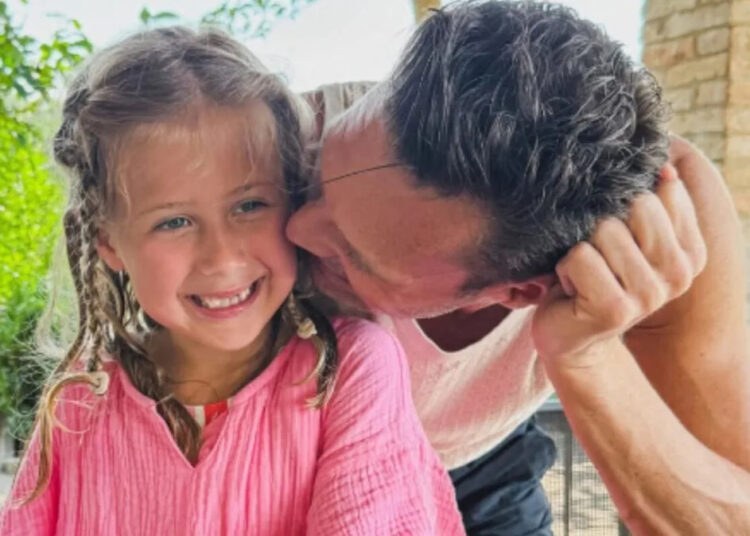 Fãs de Ryan Seacrest desmaiam com a sobrinha ‘Mini-Me’ enquanto a apresentadora revela que ela o ‘humilha’