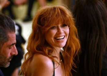 Fãs se preocupam enquanto Natasha Lyonne pronuncia palavras durante aparição no festival de cinema