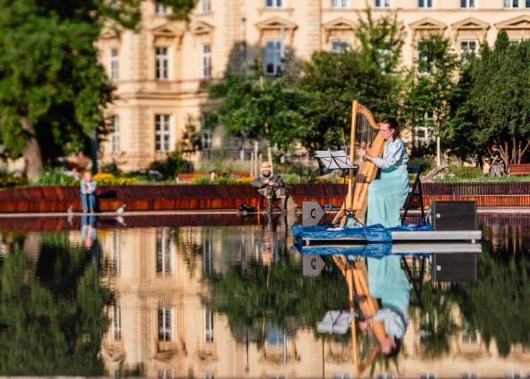 Festival UPROSTŘED retorna a Brno com música, dança e teatro gratuitos durante o verão