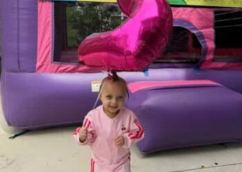 Filha de 2 anos de influenciador parental se afoga na piscina de sua casa: 'Papai te ama para sempre'