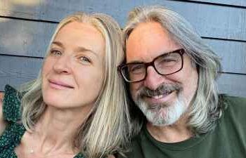 Filha do falecido Robert Carradine presta homenagem no Dia dos Pais