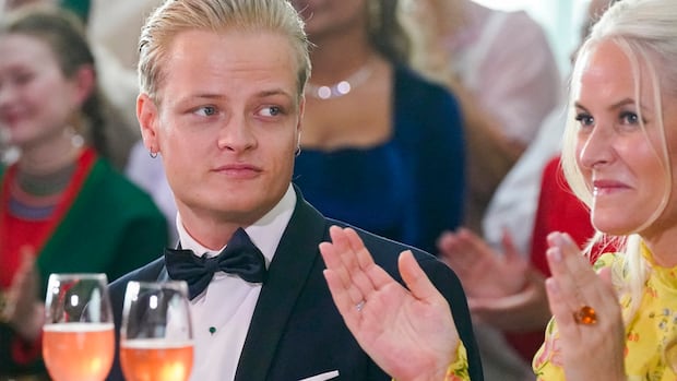 Filho da princesa herdeira da Noruega condenado a 4 anos de prisão após condenação por estupro