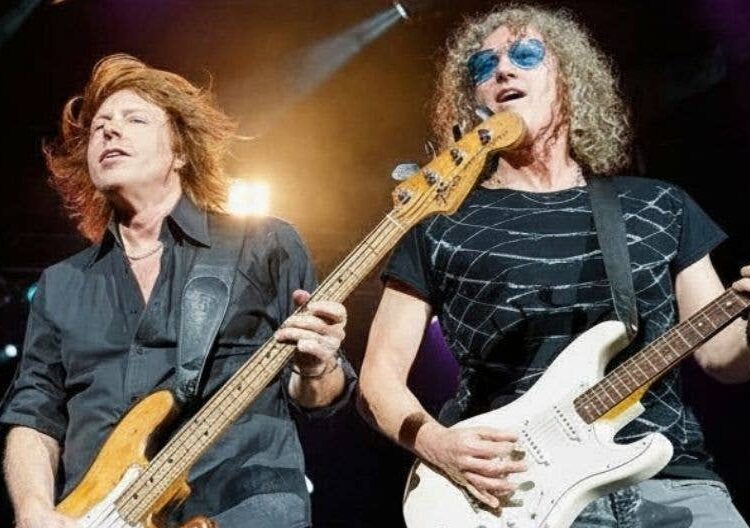 Foreigner arrasa Hamburgo com 'Waiting for a Girl Like You' na turnê de comemoração dos cinquenta anos