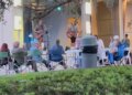 Funcionário da TCPalm desfruta de comida e entretenimento no The Loop em Vero Beach
