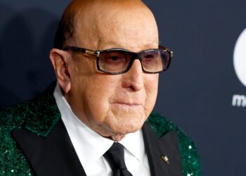 Funeral de Clive Davis, lendário executivo musical, realizado em Manhattan