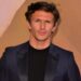 Funeral de Towie, Jake Hall, com a presença de centenas de pessoas em luto
