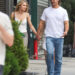 Glen Powell e Michelle Randolph se beijam durante passeio em Nova York