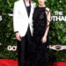 Grace Gummer tira o sutiã em um vestido preto transparente ao sair com o marido Mark Ronson
