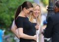 Grávida, Anne Hathaway embala a barriguinha do bebê e carrega o romance de Sarah J. Maas durante passeio em Nova York – Just Jared – Notícias e fofocas de celebridades