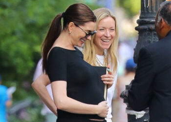 Grávida, Anne Hathaway embala a barriguinha do bebê e carrega o romance de Sarah J. Maas durante passeio em Nova York – Just Jared – Notícias e fofocas de celebridades