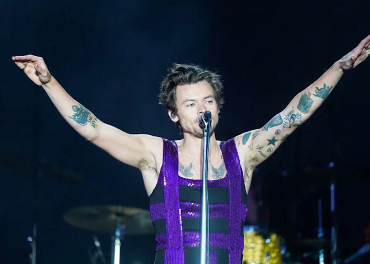 Harry Styles alarma os fãs após engasgar com água e cair no palco durante a onda de calor no Reino Unido