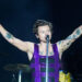 Harry Styles alarma os fãs após engasgar com água e cair no palco durante a onda de calor no Reino Unido
