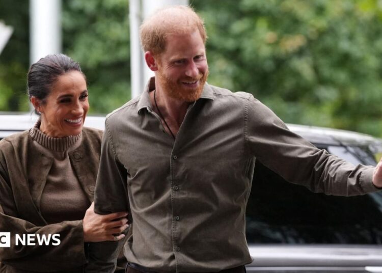 Harry e Meghan aceitam oferta para ficar na propriedade real durante visita ao Reino Unido