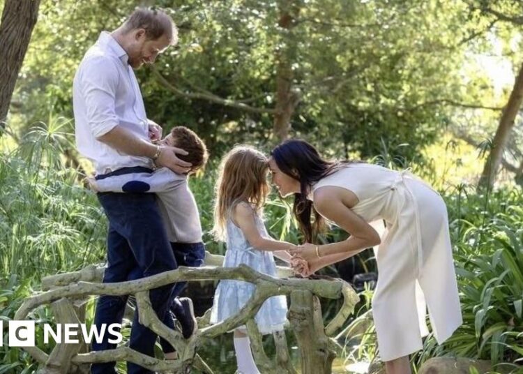 Harry e Meghan trarão crianças para o Reino Unido no próximo mês – BBC