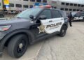 Homem agride trabalhador no local de entretenimento de Elmhurst: policiais