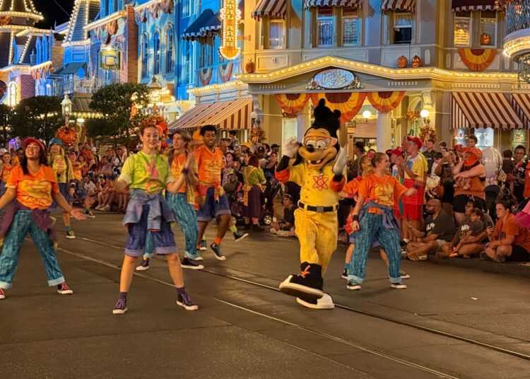 Horários de exibição de entretenimento confirmados para a festa de Halloween não tão assustadora do Mickey