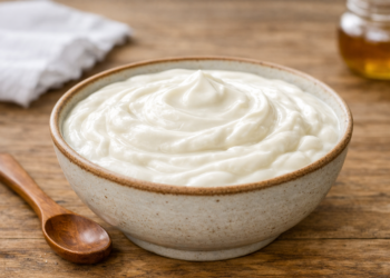 Adicionar as frutas certas ao iogurte grego fornece carboidratos, vitaminas e antioxidantes